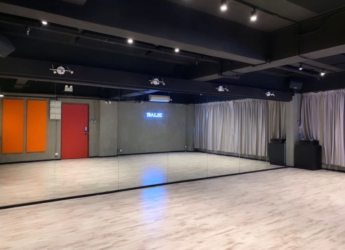 2Live Dance Studio 2